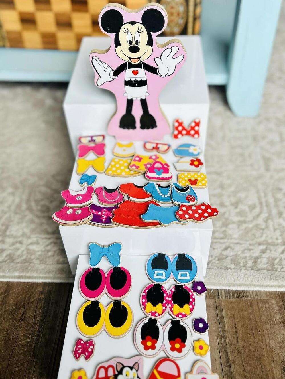 Melissa & Doug Minnie Mouse Magnetic Dress Up Toy, Wooden Doll Mix&Match Fashion